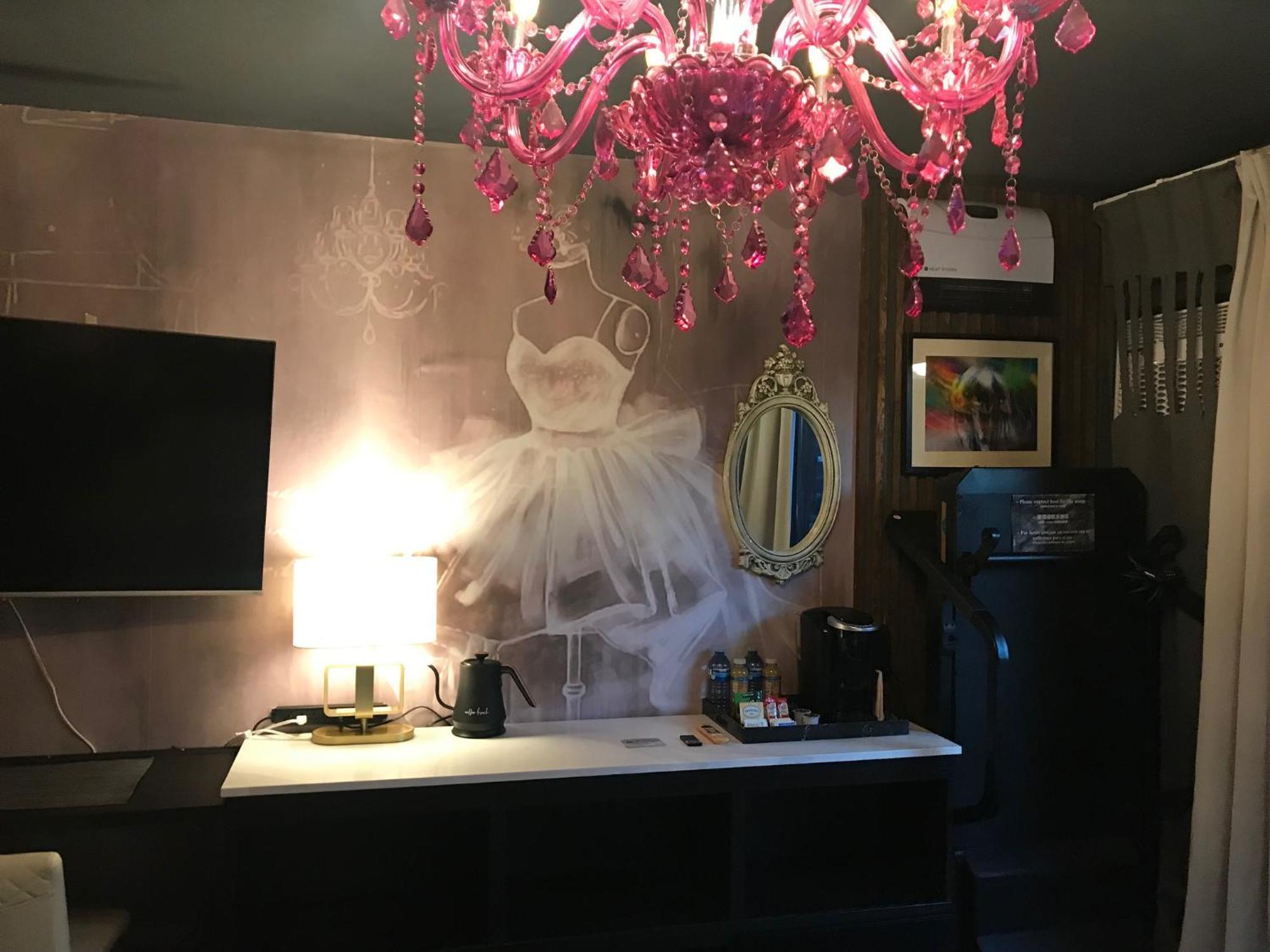 Style Basement Apartment Ванкувър Екстериор снимка