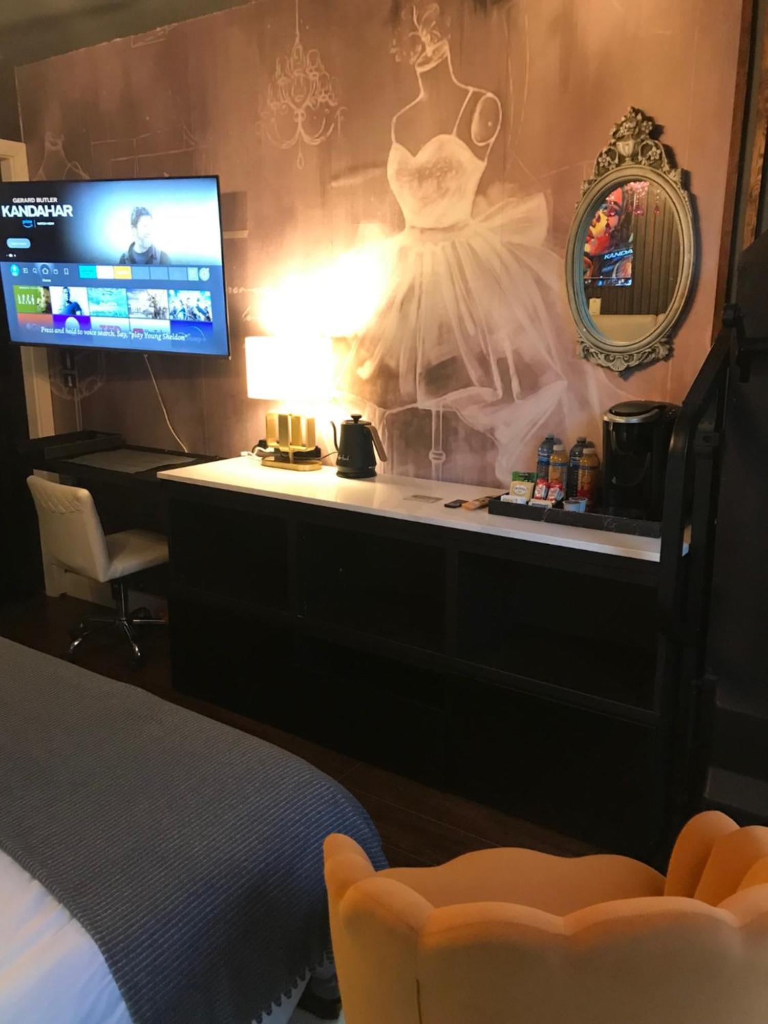 Style Basement Apartment Ванкувър Екстериор снимка